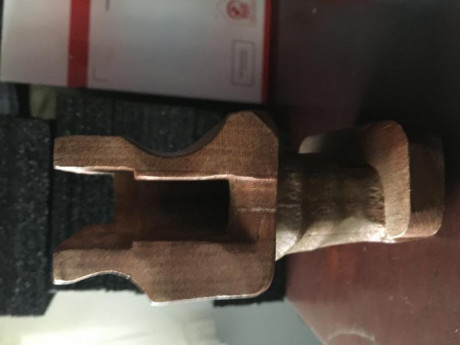 Vendo empuñadura para zurdos , quitada de una pistola walther gsp.
Precio 100 € mas portes. 01