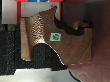 Vendo empuñadura para zurdos , quitada de una pistola walther gsp.
Precio 100 € mas portes. 00