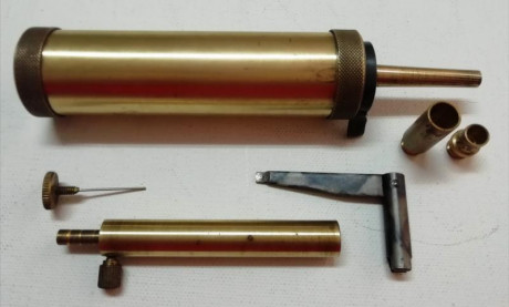 VENDO lote de accesorios que incluye: polvorera cilíndrica CVA, con tres boquillas, medidor de pólvora 00