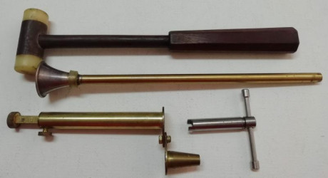 VENDO lote de accesorios que incluye: martillo de carga, de madera, con bocas de nylon, embudo, medidor 00