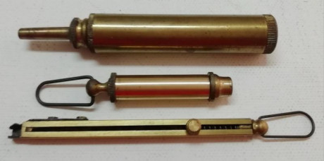 VENDO lote de accesorios que incluye:  Cebador para cazoletas de chispa, cebador para chimeneas y dispensador 00