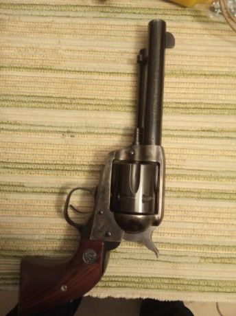 Revolver 45 Colt modelo Vaquero impecable en Murcia guiado con Licencia F 
Precio 500 Euros puesto en 01