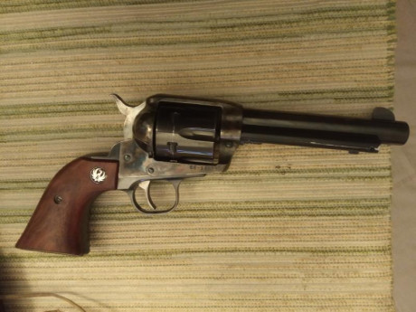 Revolver 45 Colt modelo Vaquero impecable en Murcia guiado con Licencia F 
Precio 500 Euros puesto en 00