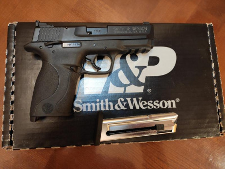 Vendo smith and wesson m&p compact 22lr en perfecto estado, muy pocos tiros.500€ con caja original 02