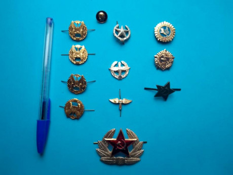 Lote de insignias, pins  del ejército de la Unión Sovietica. 25€. Gastos de envia 7€ por correo certificado. 01