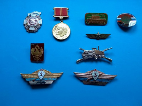 Lote de insignias, pins  del ejército de la Unión Sovietica. 25€. Gastos de envia 7€ por correo certificado. 10