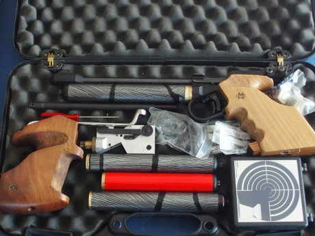 Se trata de una magnifica pistola de la saga de las CP1, CP2 y CP3, en concreto la ultima con una cacha 01