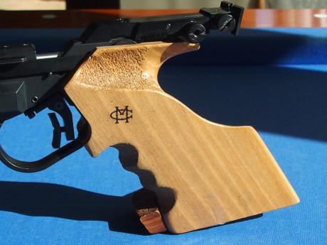 Se trata de una magnifica pistola de la saga de las CP1, CP2 y CP3, en concreto la ultima con una cacha 22