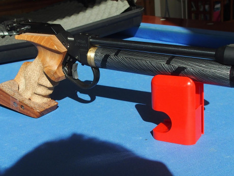 Se trata de una magnifica pistola de la saga de las CP1, CP2 y CP3, en concreto la ultima con una cacha 30