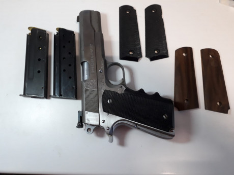 Un amigo vende las siguientes armas:
Pistola Springfield 1911 calibre 9 mm parabellum
Revolver Llama calibre 92