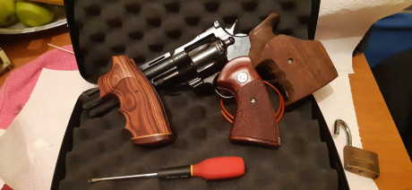 Muy buenas
Vendo Colt Python 357, con tres juegos de empuñaduras anatómica mediana original y una de lujo.
700 02