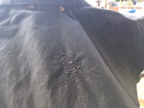 Vendo un guardapolvos tipo western de la marca smith and wesson. Traido en su día de EEUU. Color negro 00