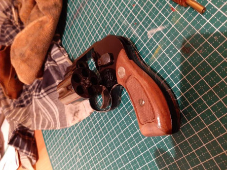 Muy buenas:

   Soy orgulloso propietario de un revolver Smith and Wesson Air Weight calibre 38 Sp. Estoy 00