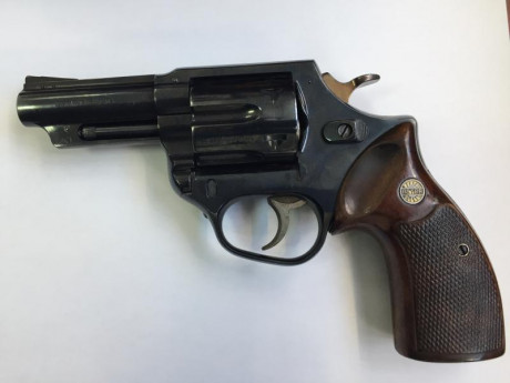 Vendo revolver Astra Police del calibre 357 magnum, de 3 pulgadas de cañon, por 200 euros. 
Capacidad 00