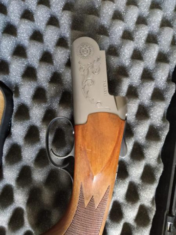 Se vende Escopeta calibre 12 muy ligera(3 kg) con 71 cm de cañon. Se vende con su maletín. Escopeta en 01
