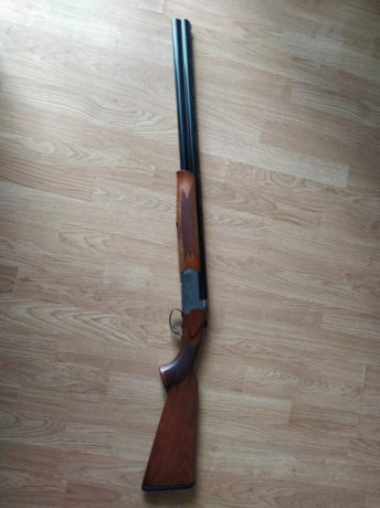 Se vende Escopeta calibre 12 muy ligera(3 kg) con 71 cm de cañon. Se vende con su maletín. Escopeta en 00