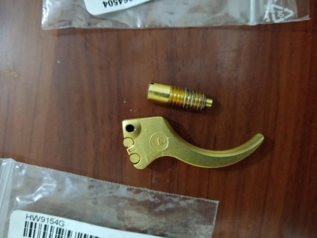 Hola, vendo gatillo original rekord dorado y el tornillo de regulación a juego, ideal para cambiar el 01