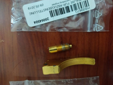 Hola, vendo gatillo original rekord dorado y el tornillo de regulación a juego, ideal para cambiar el 00