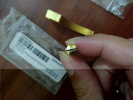 Hola, vendo gatillo original rekord dorado y el tornillo de regulación a juego, ideal para cambiar el 10