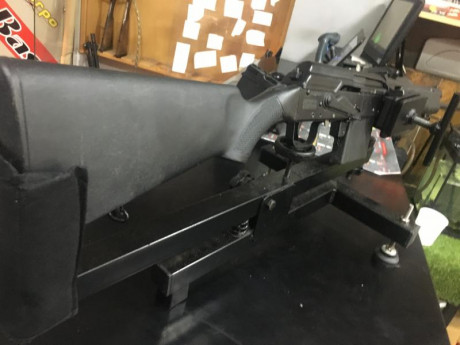Buenas, vendo esta escopeta saiga 410 con 3 cargadores de 2, 4 y 10 cartuchos, además incluyo adaptador 00