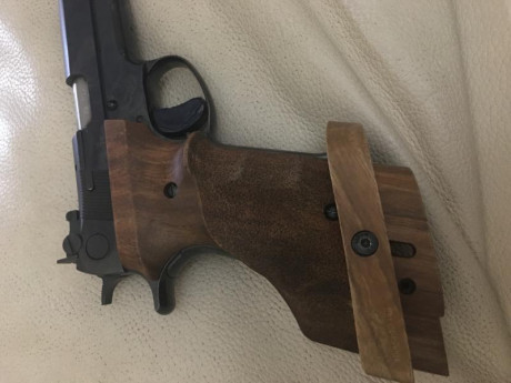 Hola amigos, dispongo de una cacha anatómica de una smitt&Wesson máster 52 ,No pone talla pero yo 00