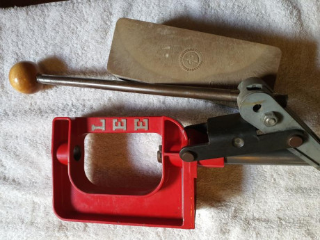 Hola, se vende la prensa Lee que aparece en las fotos, tiene poco uso y está en perfecto estado, precio 01