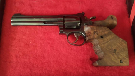 Hola a todos.

Vendo este  revolver S&W del calibre 32 de 6 pulgadas  por jubilación. El arma se encuentra 02