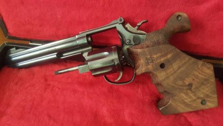 Hola a todos.

Vendo este  revolver S&W del calibre 32 de 6 pulgadas  por jubilación. El arma se encuentra 01