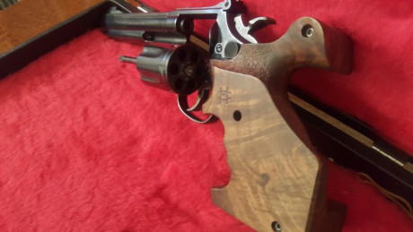 Hola a todos.

Vendo este  revolver S&W del calibre 32 de 6 pulgadas  por jubilación. El arma se encuentra 00