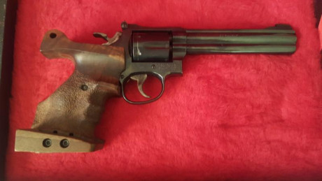 Hola a todos.

Vendo este  revolver S&W del calibre 32 de 6 pulgadas  por jubilación. El arma se encuentra 11