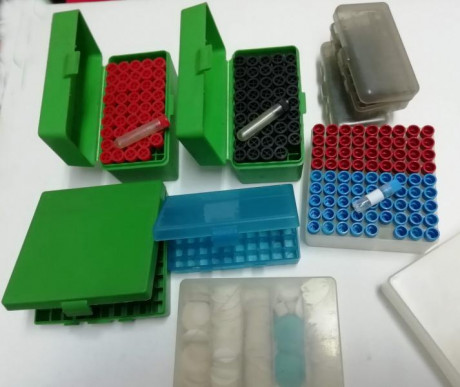 VENDO  dos cajas con 50 tubos dosificadores. una de 81 tubos , dos mas para 50 y 100 balas o maxibalas 01