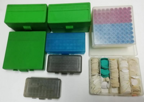 VENDO  dos cajas con 50 tubos dosificadores. una de 81 tubos , dos mas para 50 y 100 balas o maxibalas 00