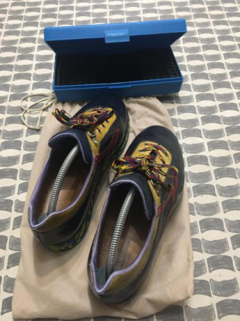Zapato marca Pardini Nª 38 muy poco uso, esta con los sujetadores originas, la bolsa de transporte y caja 02
