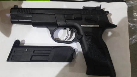 Vendo pistola Tanfoglio 22 con licencia en pefrecto estado, muy poso uso 00