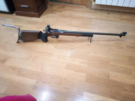 Vendo carabina de cerrojo monotiro WEIHRAUCH HW60M CAL. .22LR. Una de las armas más precisas y fiables.
Maletín 02