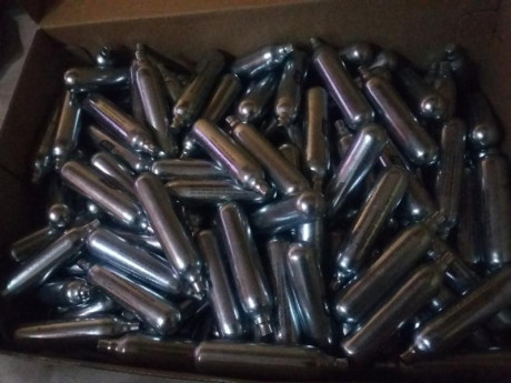lote de bombonas co2 de la marca asg. para airsoft paintball balines perdigones etc.
200 bombonas por 00