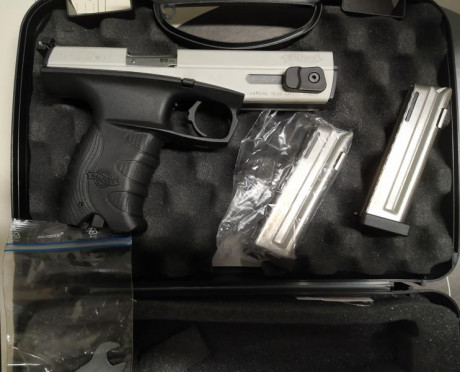 Nueva a estrenar, calibre 22 lr, incluye dos cargadores. Se vende para hacer hueco por 60€ más portes. 00