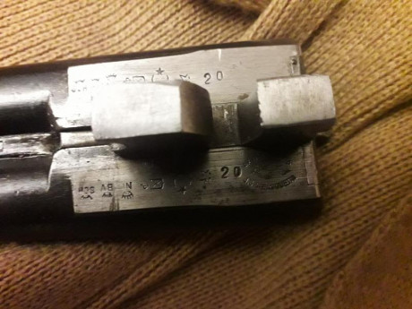 Buenas recientemente he heredado una escopeta paralela de perrillos del calibre 20, marca: J.J Sarrasqueta 02