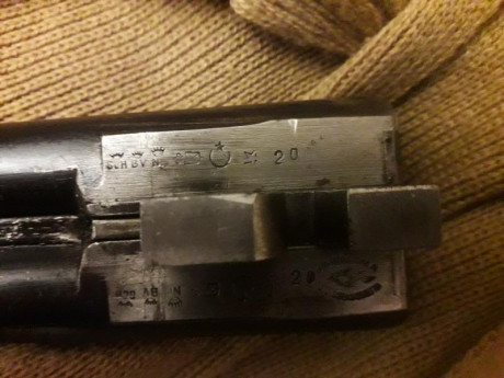 Buenas recientemente he heredado una escopeta paralela de perrillos del calibre 20, marca: J.J Sarrasqueta 01