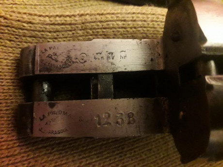 Buenas recientemente he heredado una escopeta paralela de perrillos del calibre 20, marca: J.J Sarrasqueta 00
