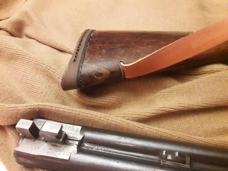 Buenas recientemente he heredado una escopeta paralela de perrillos del calibre 20, marca: J.J Sarrasqueta 20