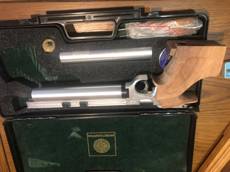 Saludos compañeros del foro. Un amigo me ha pedido que le ponga a la venta su pistola de aire que
compró 01