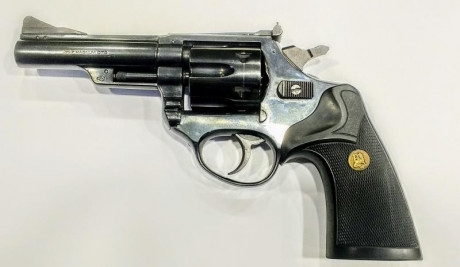 Se vende revólver Astra 960, cuatro pulgadas, calibre 357 Magnum, cachas Pachmayr.
Guiado en A, se puede 02
