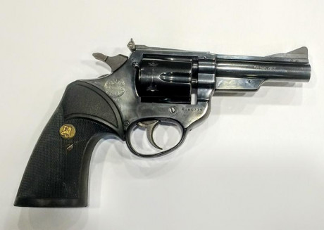 Se vende revólver Astra 960, cuatro pulgadas, calibre 357 Magnum, cachas Pachmayr.
Guiado en A, se puede 01