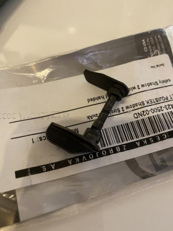 Hola vendo seguro con aleta sobre-dimensionada para mano derecha de CZ shadow 2, el precio es de 60€+envío. 00