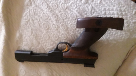 Un amigo vende pistola calibre 22 Marca Browning modelo Practice muy cuidada con maletín y un cargador. 02