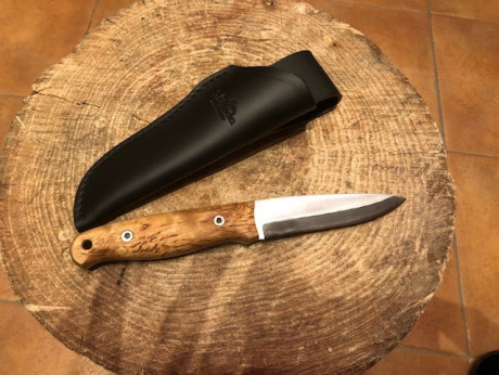 Vendo cuchillo artesano de Albacete del artesano Ramón Gonzalez de la marca RGC. 
Acero al carbono, cachas 02