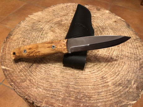 Vendo cuchillo artesano de Albacete del artesano Ramón Gonzalez de la marca RGC. 
Acero al carbono, cachas 00