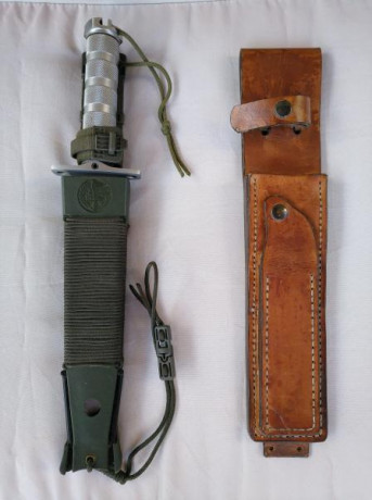 Un amigo me ha pedido que ponga el siguiente anuncio:
Cuchillo Jungle  king 1, completo y con todos sus 02