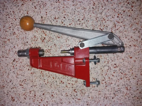 Máquina para recarga LEE PRECISION RELOADER. Con die para recalibrado de puntas cal.32  313.  Es el único 01